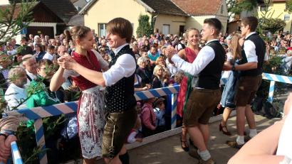 Archivbild: Hirsch
Der Fronberger Kirwaverein hat sich den Erhalt der traditionellen Veranstaltung auf die Fahnen geschrieben. Hier eine Aufnahme aus dem Jahr 2019.