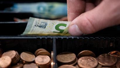 Symbolbild: Marijan Murat/dpa
Der Stadtkämmerer in Sulzbach-Rosenberg wird künftig mehr knausern müssen - der Schuldenstand ist hoch, der Spielraum für Extra-Ausgaben klein.