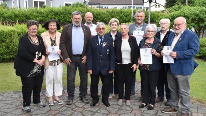 Bild: hcz
Der neue zweite Mann bei der "Kameradschaft Technische Truppen" hinter Vorsitzendem Josef Lang (in Uniform) ist Günther Meßner (Dritter von links).