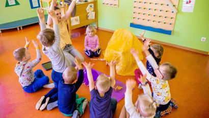 Symbolbild: Jens Büttner/dpa
Allen Grund zum Jubeln haben die Kinder in Sulzbach-Rosenberg: Knapp sechs Millionen Euro lässt sich die Stadt den Neubau der Kita "Eulenland" in der Schießstätte kosten – es ist einer der größten Ausgabenposten im aktuellen Finanzhaushalt.