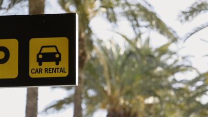 Symbolbild:  Clara Margais/dpa
Flug verspätet, vorab gebuchter Mietwagen storniert? Das kann bei „No show“-Klauseln passieren.