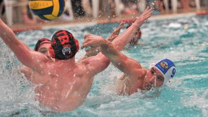 Archivbild: G. Büttner
Jakob Ströll (rechts) leidet an einem Bandscheibenvorfall und fehlt den Weidener Wasserballern im Saison-Endspurt.
