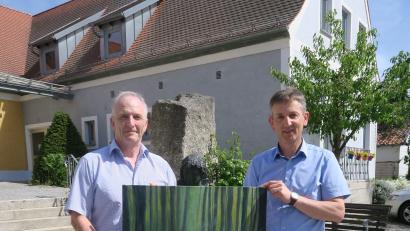 Bild: Nina Forster/exb
Künstler Konrad Pirner (links) mit Bürgermeister Albert Geitner.