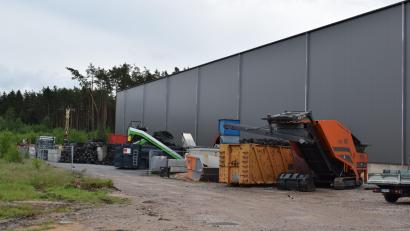 Bild: bnr
Mit Schredderanlagen zerlegt eine Firma im Industriegebiet West Autoreifen in ihre Bestandteile.