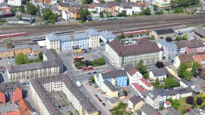 Luftbild: Ascherl
Für die Entwicklung des Areals rund um den Bahnhof Weiden bekommt die Stadt Weiden durch das Modellprojekt Landstadt Bayern nun eine Förderung.