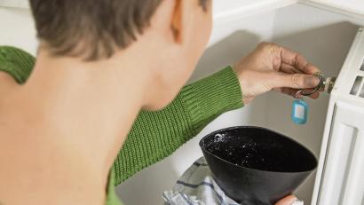 Symbolbild:  Christin Klose/dpa
Luft raus: Das Entlüften der Heizkörper im Herbst kann bei Sparen von Heizkosten helfen.