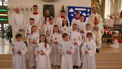 Bild: swo
Die Erstkommunionkinder aus der Pfarrei Gebenbach mit Pfarrvikar Christian Preitschaft (rechts) und Wolfgang Schöpf (links), der die Kinder beim Gottesdienst führte und begleitete.
