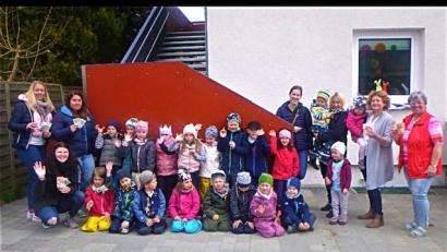 Bild: Claudia Flierl/exb
Die Familiengemeinschaft Gebenbach hat den Erlös aus dem Palmbuschenverkauf an den Kindergarten gespendet.