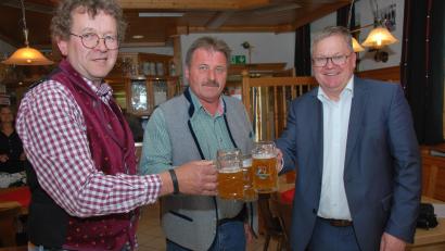 Bild: gsp
Getestet und für gut befunden! Bräuwirt Martin Sterk, Festwirt Reinhard Gschrey und Oberbürgermeister Michael Cerny (von links) bei der Bierprobe.