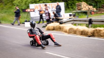 Bild: Frank Rumpenhorst/dpa
Der Hesse Marcel Paul rast mit seinem modifizierten Bobby Car den Hang hinunter und bremst mit qualmenden Schuhen.