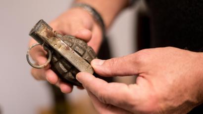 Bild: Susann Prautsch/dpa
Ein 65-Jähriger aus Oberfranken hat beim Aufräumen seines Geräteschuppens eine Granate gefunden - glücklicherweise ohne Sprengstoff.
