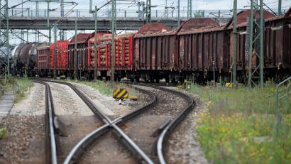 Bild: Sven Hoppe/dpa
Ein 41-jähriger Mann wollte auf einen fahrenden Güterzug aufspringen. Dabei zog er sich schwere Verletzungen zu.