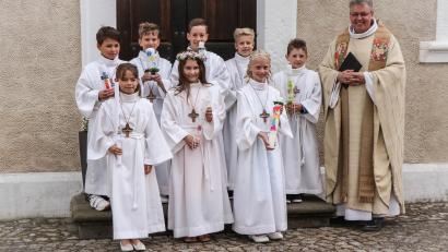 Bild: do
Die Speinsharter Erstkommunionkinder 2022 mit Prior Pater Adrian Kugler
