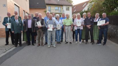Bild: bö
Bei der Jahreshauptversammlung wurden langjährige Mitglieder des Schützenverein Mendorferbuch-Egelsheim geehrt. Dazu gratulierten Schützenmeister Johann Viehauser, Ludwig Mayer vom Oberpfälzer Schützenbund und 3. Bürgermeister Johann Seitz (von links). Einige der Geehrten waren schon bei der Gründung des Vereins 1961 dabei.