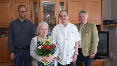 Bild: fz
Goldene Hochzeit feierten Hannelore und Werner Hacker. Pfarrer Manuel Sauer und zweiter Bürgermeister Erich Sperber (hinten von links) gratulierten.