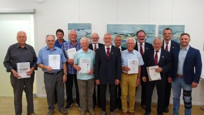 Bild: MGV Schirmitz/exb
Vorstand und Jubilare des Männergesangvereins „Frohsinn“ Schirmitz (von links) Hans Sommer, Herbert Wolf, Ulli Herrmann, Wolfgang Rother, Harri Glagowsky, Gerhard Loreth, Roland Werner, Wolfgang Bäumler, Klaus Schmalzreich, Siegfried Schönig, Reinhard Völkl, Wolfgang Ziegler, Bürgermeister Ernst Lenk.