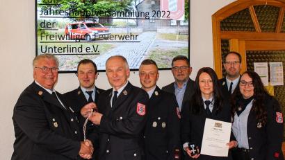 Bild: Stephanie Bleuse/exb
Vorsitzender Winfried Prokisch (von links), Lukas Ehlich, Walter Ehlich, Kommandant Raphael Pscherer, Bürgermeister Franz Tauber, Pamela Korn, Kreisbrandmeister Johannes Geisler und Susanne Bayer.