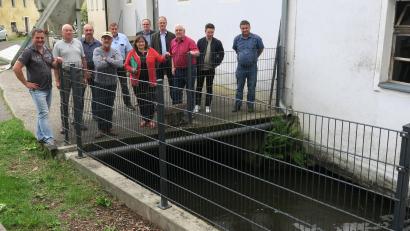 Bild: Hirsch
Die Betreiber der Wasserkraftwerke bei Oberaschau wehren sich gegen die Einschnitte beim EEG und erwarten Hilfe von den politischen Mandatsträgern. Auf dem Gelände der Ecklmühle trafen sie sich mit MdB Marianne Schieder.