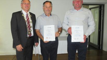 Bild: adj
Bürgermeister Reinhard Sollfrank (von links) überreichte die Medaille mit Urkunden an Alfons Plößner und Mario Piller.