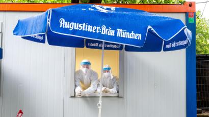 Bild: Alessandra Schellnegger/BJV/dpa
Das Pressefoto Bayern des Jahres 2021 trifft die Stimmung: Die Biergärten sind geöffnet, Teststationen mittlerweile überflüssig und im Impfzentrum ist immer weniger los.