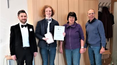 Bild: lg
Zur herausragenden Leistung von Emil Thomsen (Zweiter von links) gratulierten (von rechts) Schulleiter Ludwig Pfeiffer, die Fachbetreuerin Latein Monika Krauß und Oberstufenkoordinator Stephan Sturm.