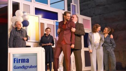 Bild: Tobias Schwarzmeier
Der Betrüger hat ausgespielt. Die Gandlgrubers freuen sich, ebenso wie das Publikum der Eröffnungspremiere "Der Beutelschneider- Tartuffe" der Sommerfestspiele des Landestheaters Oberpfalz (LTO).