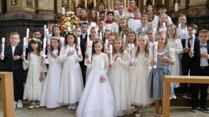 Bild: mma
28 Kinder empfingen in Hahnbach ihre erste Heilige Kommunion. Feierlich umrahmten die Familien Schrödl und Hubmann den Gottesdienst.
