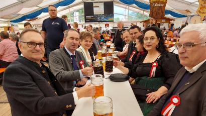 Bild: lg
Anstoß nach dem Schießen am Buchberg im Festzelt: (von links) Festleiter Herbert Braun, Wirtschaftsminister Hubert Aiwanger, Bürgermeisterin Sonja Meier, Landrat Thomas Ebeling, Intendantin Sissy Thammer und Pfarrer Eugen Wismeth.