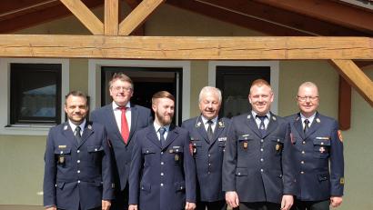 Bild: Stefanie Gradl
Angetreten zur Wahl des Gressenwöhrer Feuerwehrkommandanten. Im Bild von links: Kreisbrandmeister Michael Iberer, Vilsecks Bürgermeister Hans-Martin Schertl, stellvertretender Kommandant Alexander Burger, Kreisbrandrat Fredi Weiß, Kommandant Andreas Schertl und Kreisbrandinspektor Christof Strobl.