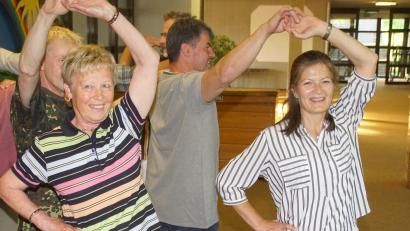 Bild: mmj
Tanzen hält jung: Maria Hammerer (links) und Monika Bayer bei einer Tanzprobe.