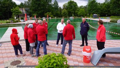 Bild: bkr
Geschäftsführer Günther Strobel besprach mit den Rettungsschwimmern die für die Saison geltenden Änderungen.