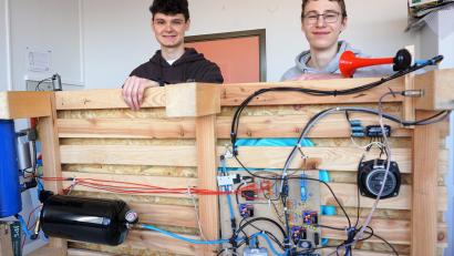 Archivbild: jut
Benedikt Wolf (links) und Ben Walter stehen hinter ihrem zur Seite gekippten Weckerbett, mit dem sie den Landeswettbewerb von "Jugend forscht" gewannen.