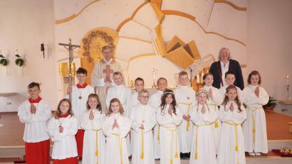 Bild: fvo
Die Erstkommunionkinder der Pfarrei St. Sebastian Waldthurn mit Ministranten, Pfarrer Norbert Götz sowie Lehrerin und Rektorin