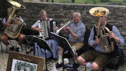 Bild: wro
Beim Vatertagsfest der DJK Falkenberg im Hof der Burg spielten die Heusterz-Musikanten auf.