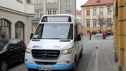 Bild: Wolfgang Steinbacher
In Amberg ist seit einigen Monaten ein elektrisch betriebener Altstadtbus unterwegs. Ab 2023 müssen 22,5 Prozent aller Citybusse emissionsfrei fahren. So steht es im Sauberes-Fahrzeug-Beschaffungsgesetz geschrieben.