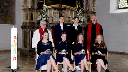 Bild: ds
Die vier Konfirmandinnen und zwei Konfirmanden mit Pfarrer Markus Vedder und Diakonin Regina Reymann vor dem Altar der St. Nikolauskirche.