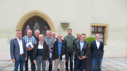 Bild: fg
Bürgermeister Hermann Falk (links) mit den neu vereidigten Feldgeschworenen (ab Zweiter von links) Josef Dotzler, Ludwig Fischer, Alfred Strobl, Bernhard Wisgickl, Georg Fischer, Wolfgang Falk, Michael Reif, Norbert Graf, Heinz Müller und Vermessungsoberrat Sebastian Hubmann (rechts).