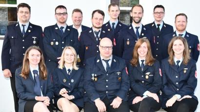 Bild: sche
Das Führungsteam der Feuerwehr Hiltersdorf: Franziska Schanderl, Leah Schwarz, Markus Schwarz, Beate Haller, Michaela Haller (vorne von links), Christian Schwarz, Christoph Wittmann, Freudenbergs Bürgermeister Alwin Märkl, Florian Heldmann, Markus Felbinger, Johannes Schanderl, Kreisbrandinspektor Armin Daubenmerkl und Herbert Heldmann.