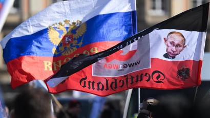 Bild: Robert Michael
Ein Corona-Protest im März 2022. Wie selbstverständlich tragen die Demonstranten die russische Fahne und ein Putin-Foto mit sich.