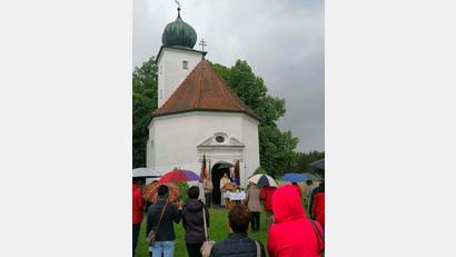 Bild: Koller/exb
Kolpingpräses Stadtpfarrer Thomas Helm vor dem Kirchenportal bei der Andacht mit Gläubigen am Maria-Schnee-Kirchlein.