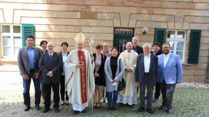 Bild: Robert Neuber/exb
Bischof Dr. Rudolf Voderholzer (Fünfter von links) dankte unter anderem (von links) Roland Bodner und Martina Schreyer vom Pfarrgemeinderat, Kirchenpfleger Michael Dötsch, Elisabeth Merkl und Martina Oguntke (beide Pfarrgemeinderat), Pfarrer Heribert Stretz, Thomas Deubzer (Pfarrgemeinderat), Mesner Josef Weidner, Frauenbund-Vorsitzender Andrea Zeitler und Bürgermeister Hans Walter für den Empfang.