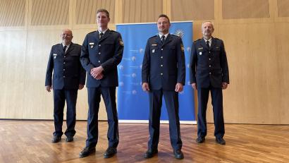 Bild: jus
Der alte und neue Leiter der Zentralen Einsatzdienste: Tobias Dörfler (Zweiter von links) und Markus Schlagenhaufer (Zweiter von rechts).