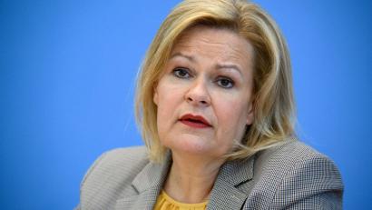 Bild: Bernd von Jutrczenka/dpa
Innenministerin Nancy Faeser (SPD) will für eine unkomplizierte Aufnahme von in ihrem Land gefährdeten Russinnen und Russen sorgen.