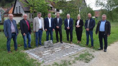 Bild: bö
In Hohenburg wurden die "Fußspuren gegen das Vergessen" ihrer Bestimmung übergeben (von links): Schmidmühlens Heimatpfleger Josef Popp Schmidmühlen, stellvertretender Bürgermeister Martin Bauer, die Bürgermeister Peter Braun, Stefan Braun und Florian Junkes, Landrat Richard Reisinger, Kreisrätin Susanne Braun, Marktrat Bastian Wittl und 3. Bürgermeister Johann Seitz.