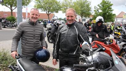 Bild: kro
Auf der Moto Guzzi von MC-Vorsitzednen Franz Härtl (rechts) fuhr Stadtpfarrer Thomas Vogl als Beifahrer mit.