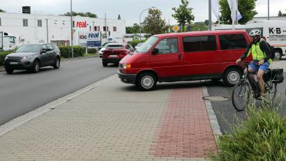Bild: Wolfgang Steinbacher
Eine Situation, wie sie Radfahrer kennen. Weil der Autofahrer, der in die Fuggerstraße einbiegen will, vor allem nach links schaut, um sich in den fließenden Verkehr einzufädeln, bemerkt er den von rechts kommenden Radfahrer nicht. Der muss ausweichen.