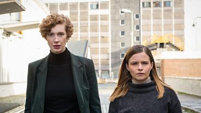 Bild: Claudia Konerding/Radio Bremen/dpa
Linda Selb (Luise Wolfram, l) und Liv Moormann (Jasna Fritzi Bauer) im "Tatort: Liebeswut".