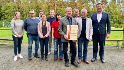 Bild: Eichl
Der wiedergewählte Vorstand mit dem neuen Kassier Daniel Hirsch (Dritter von links), den Ehrengästen und den jungen Mitgliedern, Vorne mit Urkunde der neue Ehrenvorsitzende Johann Völkl.