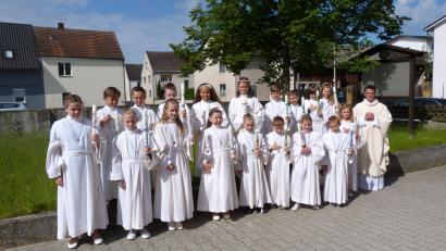 Bild: hok
Pfarrer Thomas Kohlhepp feiert mit den Erstkommunionkindern in der katholischen Pfarrgemeinde Mantel den Festgottesdienst.