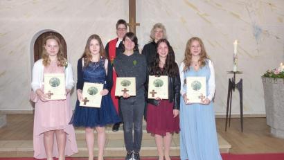 Bild: hme
Jasmin John, Jamie Leitner, Anastasia und Samantha Nitz und Lilly Ott wiederholten im Konfirmationsgottesdienst ihr Taufversprechen.